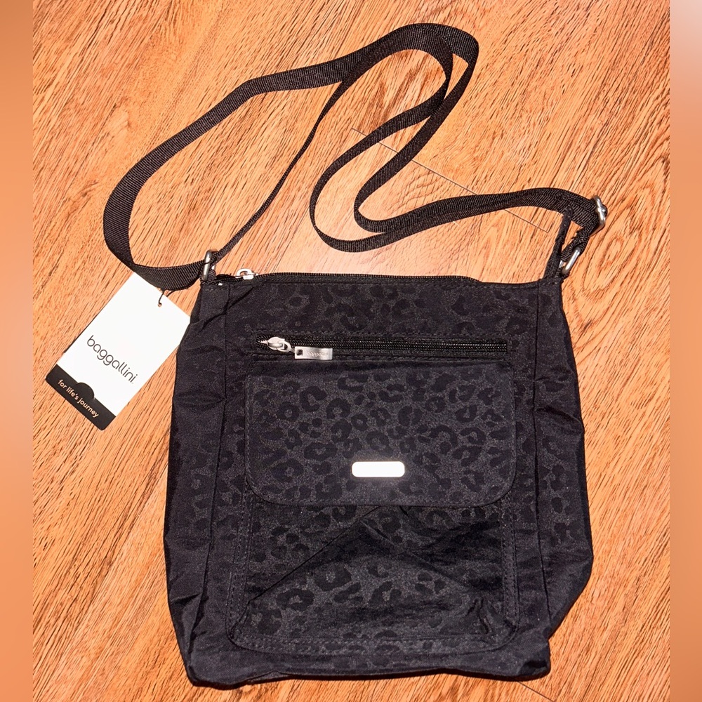 NWT Baggallini Pocket Town Crossbody MM Black